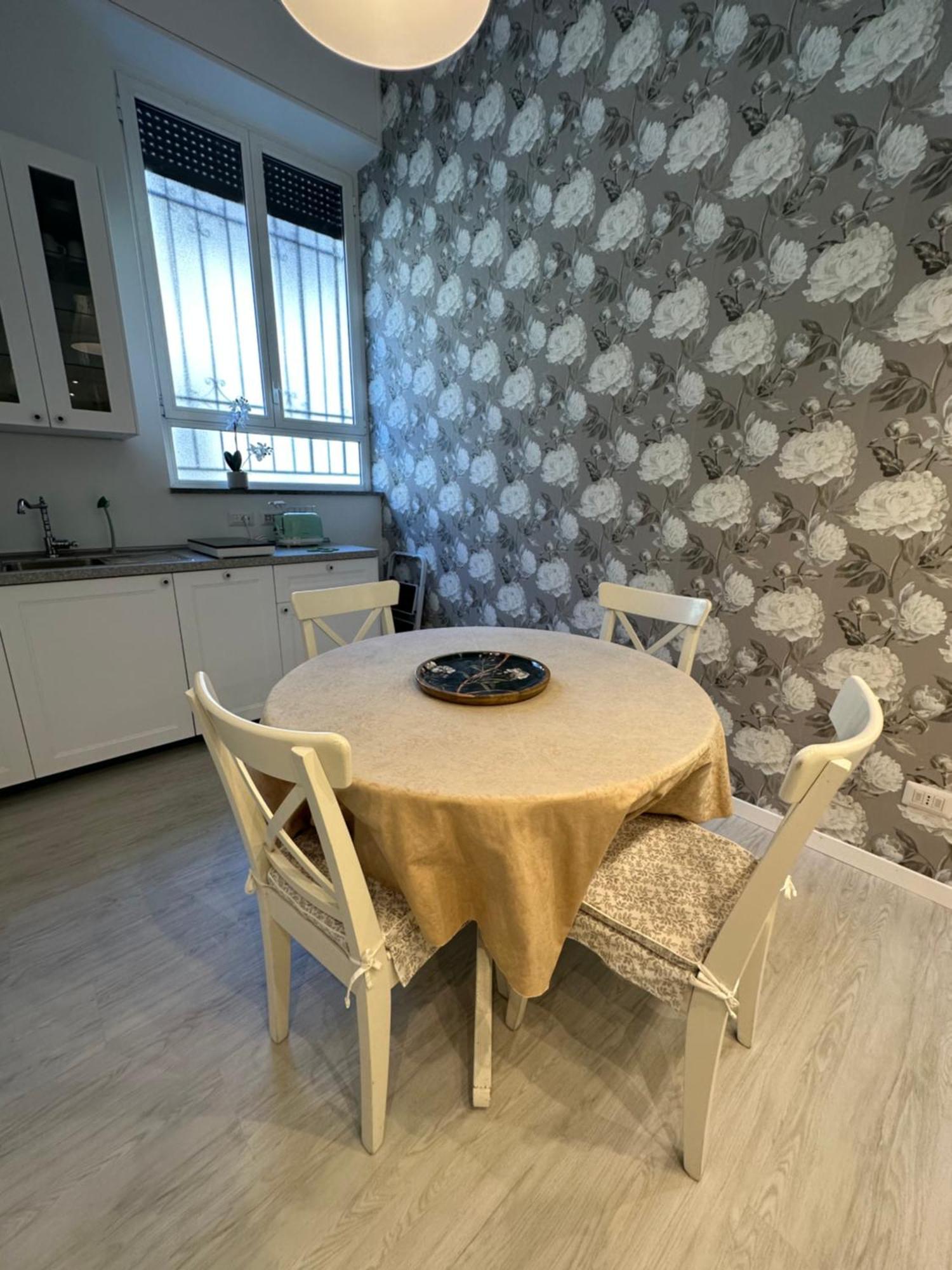 Flowers, A Cozy Suite In Milan Bagian luar foto