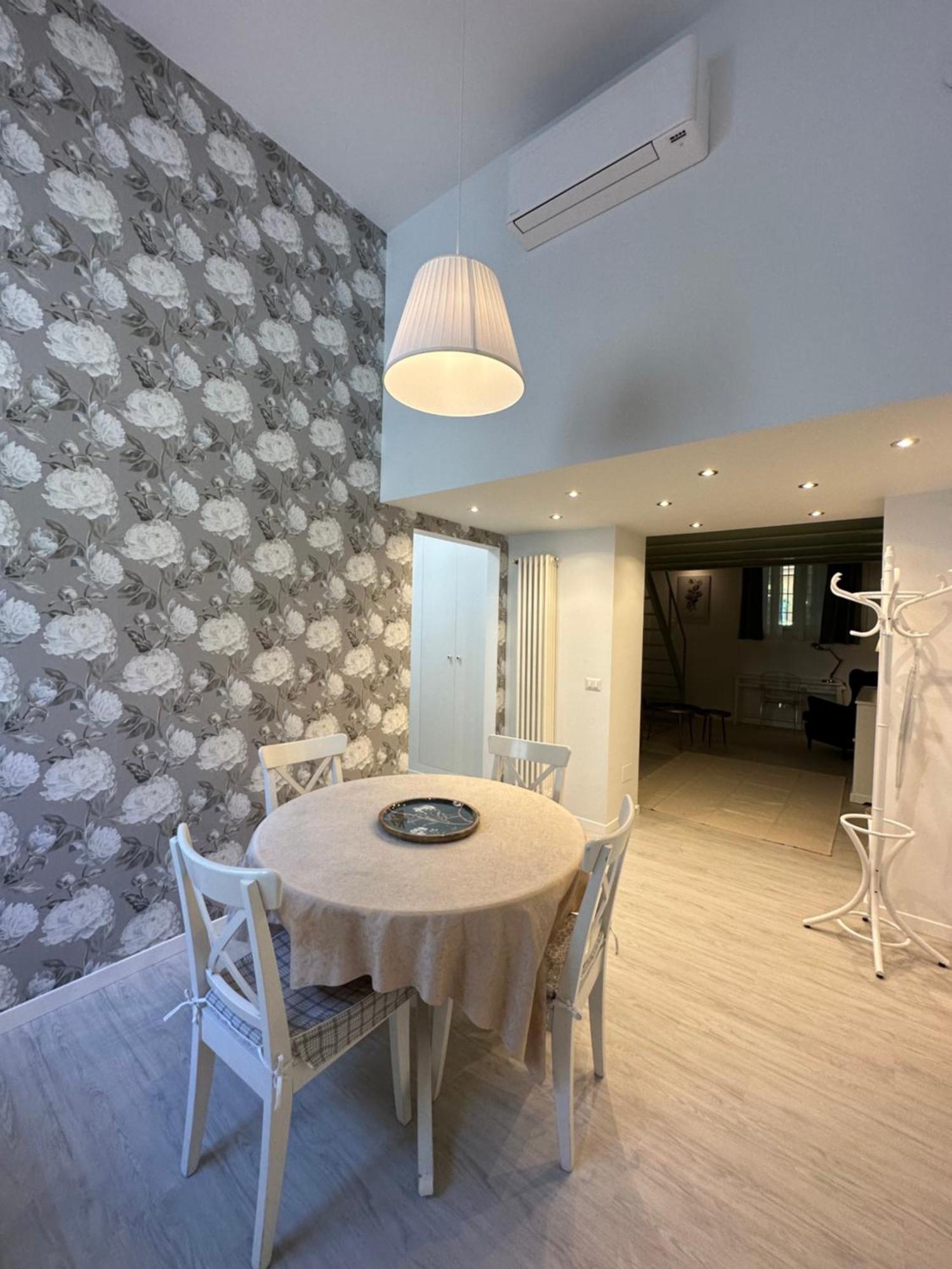 Flowers, A Cozy Suite In Milan Bagian luar foto
